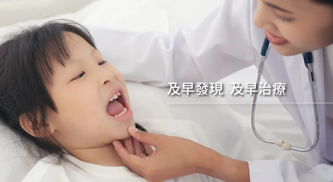 家長在床邊觀察熟睡孩子呼吸狀況的衛教示意插圖