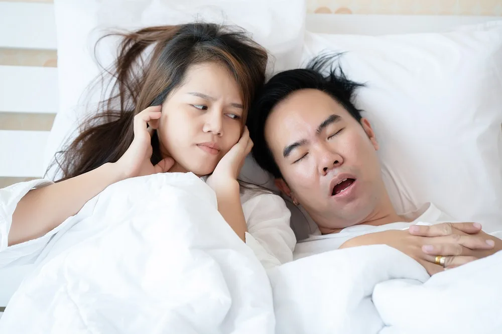 夜間打鼾與睡眠中反覆醒來可能影響自己與同住者的睡眠品質,屬於常見的就醫評估原因之一