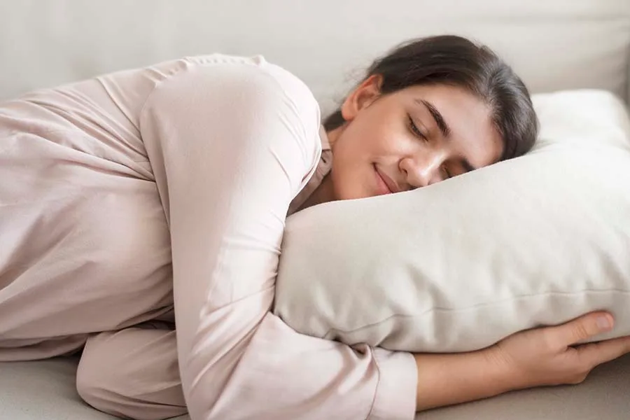 一名女性側躺在枕頭上安穩入睡的示意圖,呈現舒適放鬆的睡眠狀態
